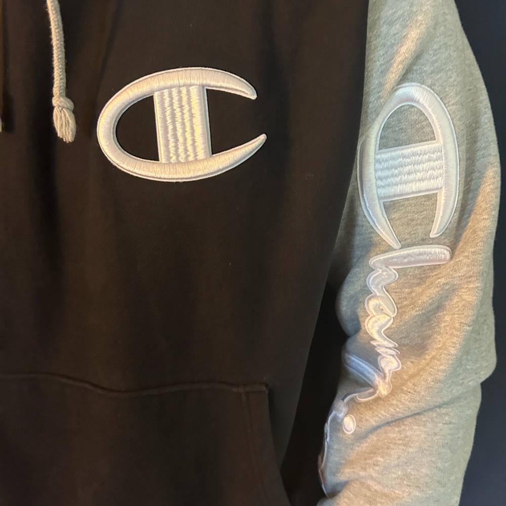 Vintage Reverse Weave black Champion hoodie, fits medium.


ERA: 1990s